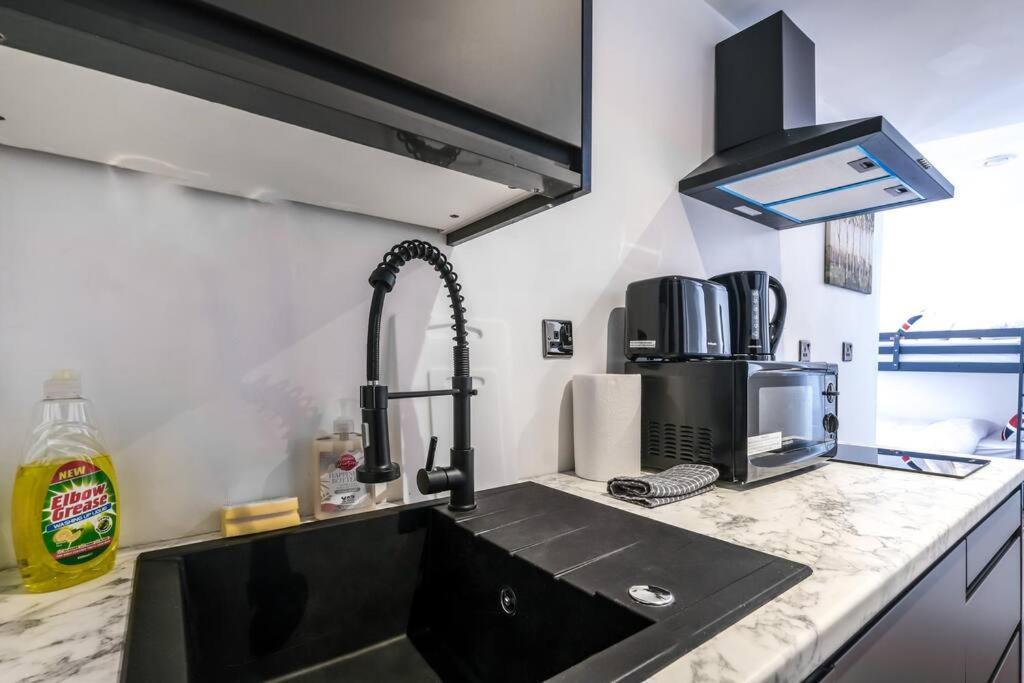 Quaint And Spacious Piccadilly Sleep 6 Vrd Apartment London